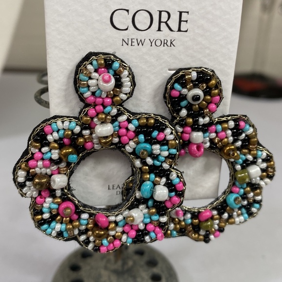 Scalloped edge multi colored seed bead earrings - Picture 3 of 4